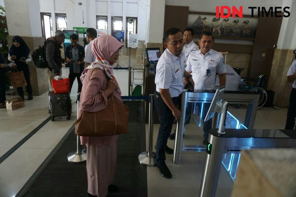 Jajaran manajemen PT KAI Daop 6 layani langsung penumpang saat hari pelanggan nasional di Stasiun Yogyakarta, Senin (4/9/2023). (IDN Times/Herlambang Jati Kusumo).