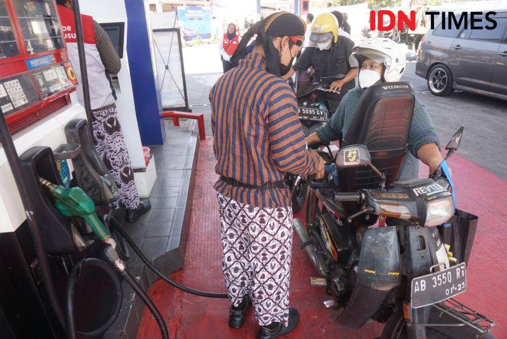 Salah seorang warga membeli Pertamax di SPBU 41.552.02 Tegalrejo, Yogyakarta, Senin (4/9/2023). (IDN Times/Herlambang Jati Kusumo)