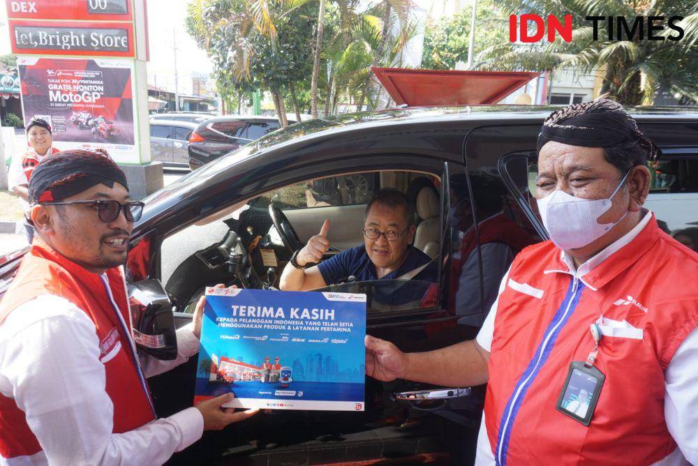Apresiasi kepada pelanggan Pertamax di SPBU 41.552.02 Tegalrejo, Yogyakarta, Senin (4/9/2023). (IDN Times/Herlambang Jati Kusumo)