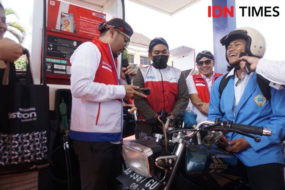 Salah seorang warga membeli Pertamax di SPBU 41.552.02 Tegalrejo, Yogyakarta, Senin (4/9/2023). (IDN Times/Herlambang Jati Kusumo)