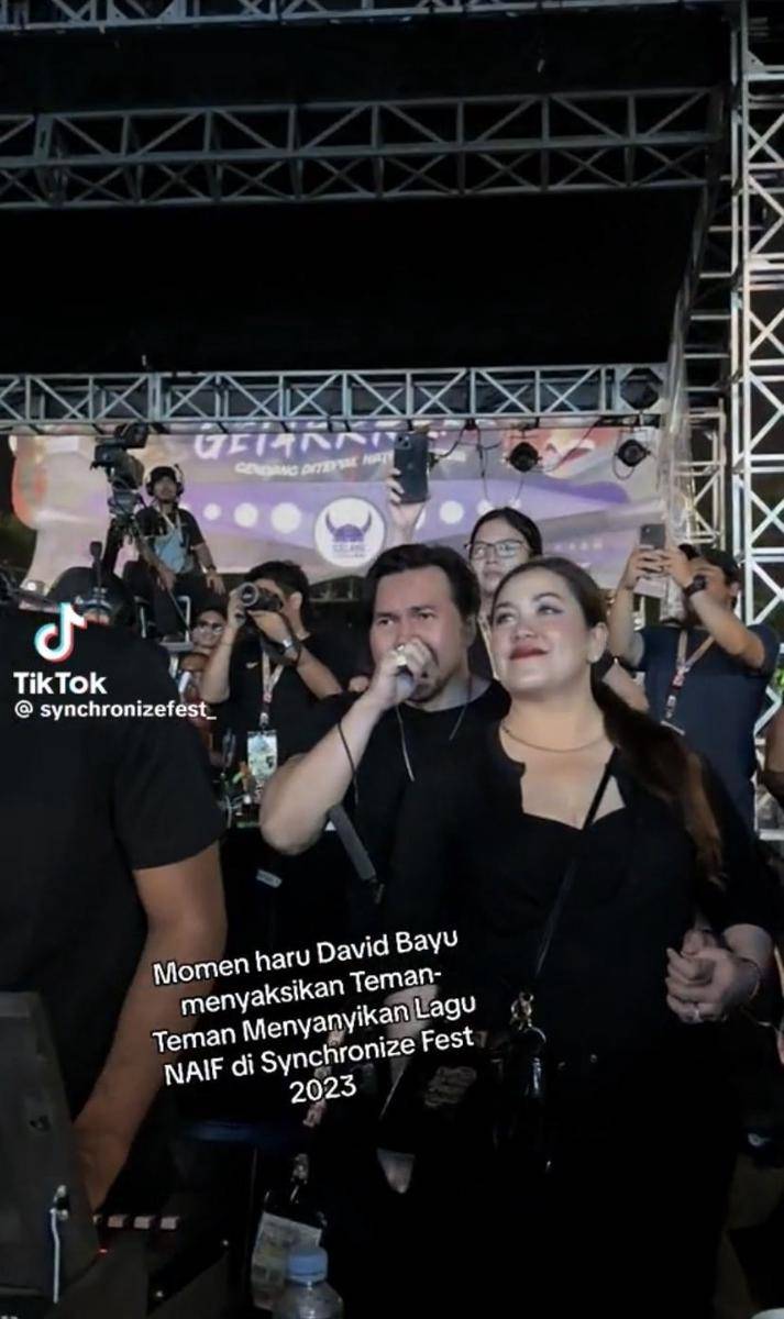 potret David Bayu nangis di Synchronize Fest 2023 gegara dengerin lagu Naif (tiktok.com/synchronizefest_)