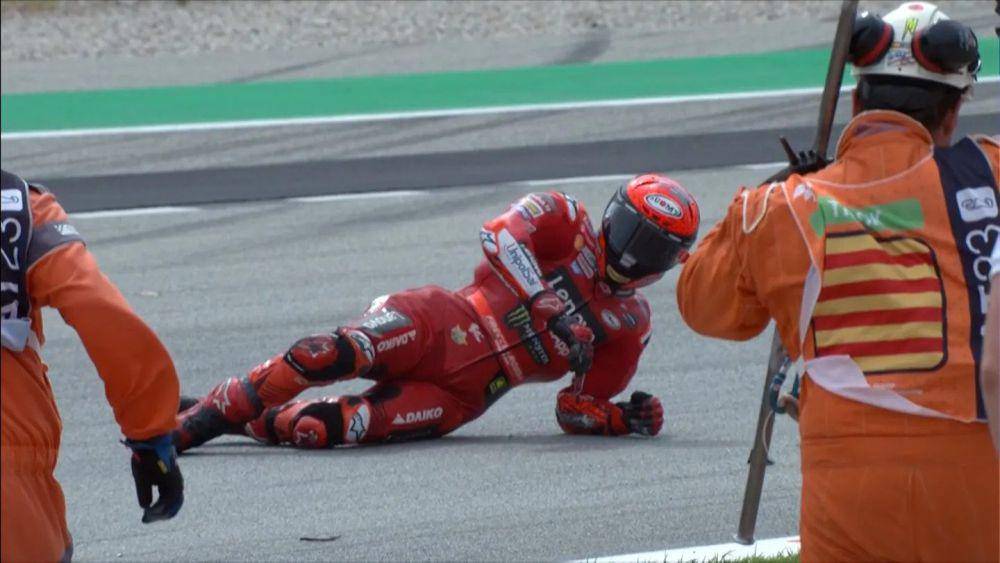 Francesco Bagnaia setelah mengalami insiden saat main race GP Catalunya 2023. (motogp.com)