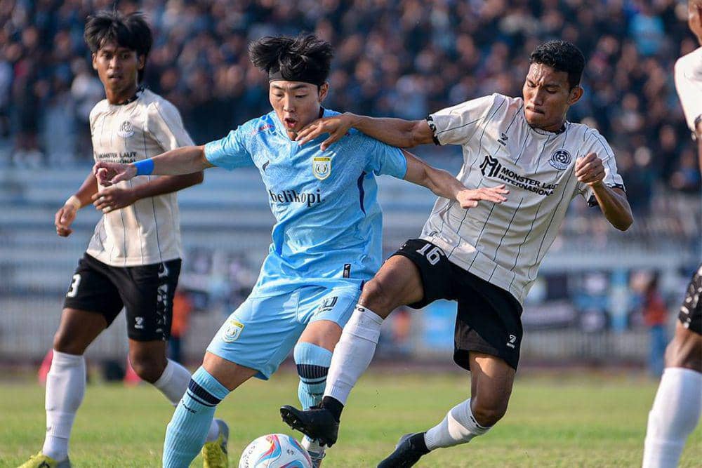 Kim Do-hyun (seragam biru) saat membela Persela Lamongan pada 2023. (instagram.com/perselafc)