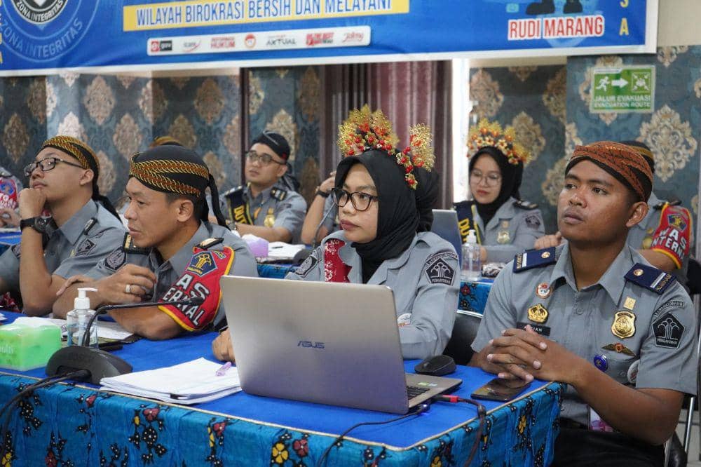 Petugas Rudenim Semarang saat menjelaskan mengenai segala pencapaian yang diraih untuk bahan penilaian dari KemenpanRB. (IDN Times/Dok Humas Rudenim Semarang)