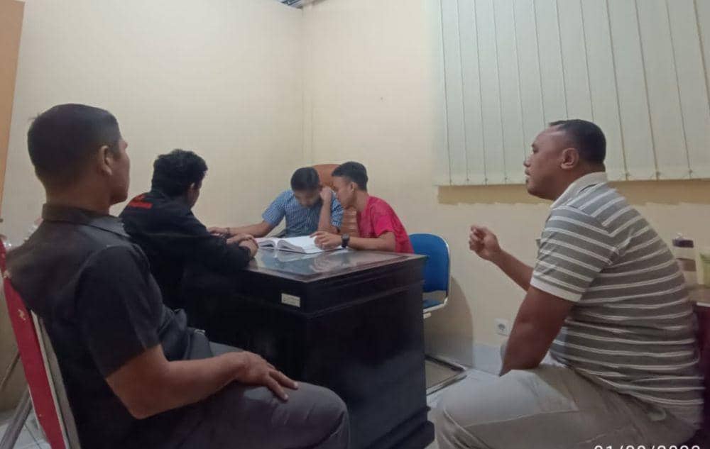 JPU Kejari Lotim memeriksa berkas tersangka kasus Korupsi pajak anggota DPRD Lotim (dok. Humas Kejari Lotim)