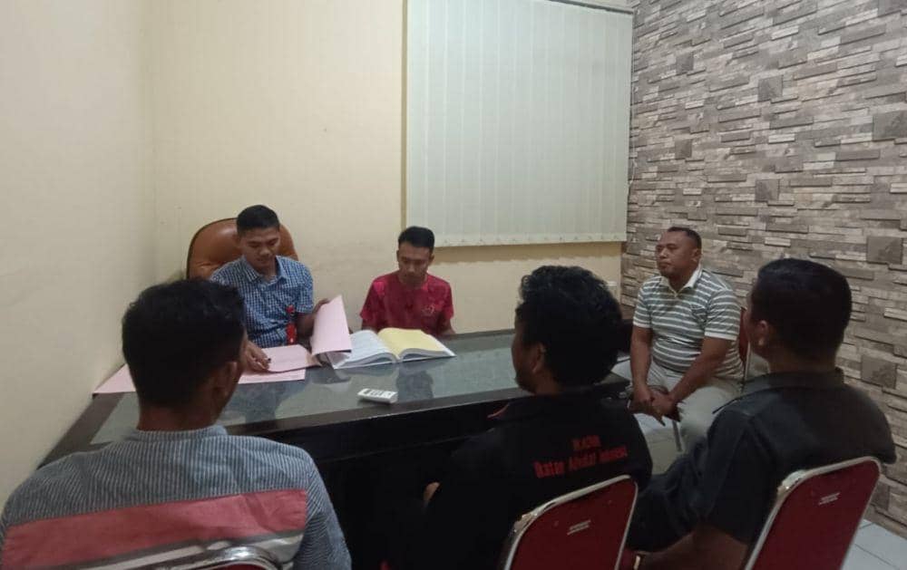 Penyidik saat melimpahkan berkas tersangka ke JPU Kejari Lotim (dok. Humas Kejari Lotim)