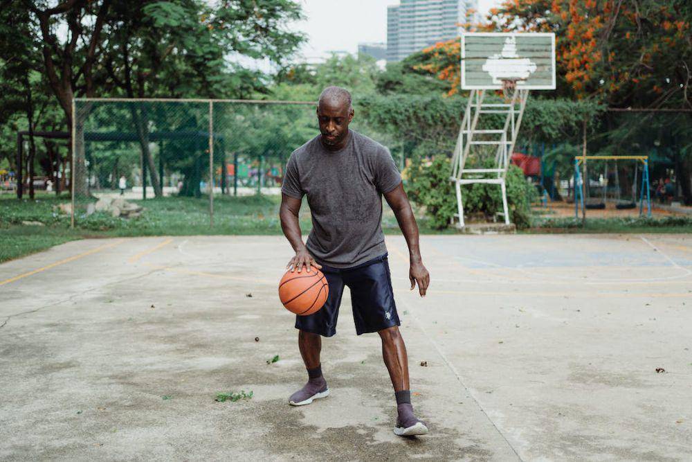ilustrasi seorang pria sedang bermain basket (pexels.com/Ketut Subiyanto)