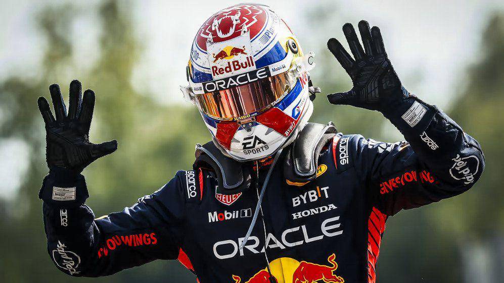 Max Verstappen berselebrasi usai finis pertama di GP Italia 2023. (formula1.com)