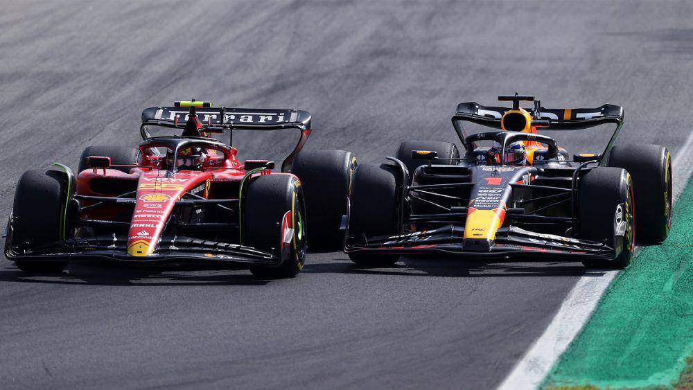 Max Verstappen (kanan) bertarung dengan Carlos Sainz saat balapan GP Italia 2023. (twitter.com/redbullracing)