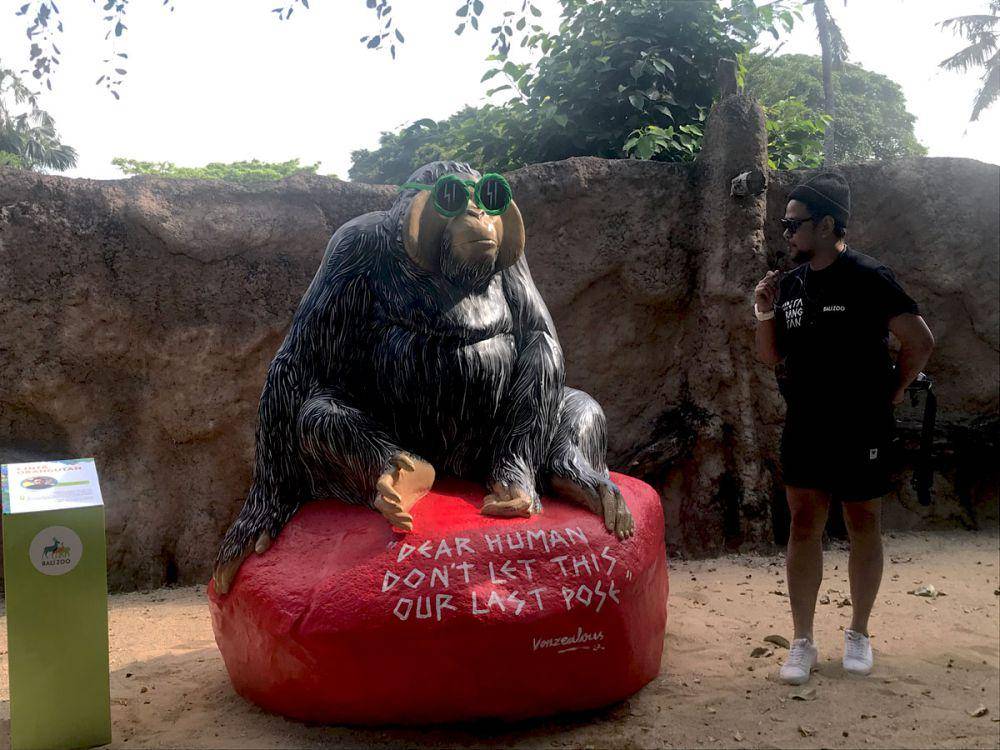 Vonsaelous bersama patung orangutan. (dok. pribadi/Ari Budiadnyana)