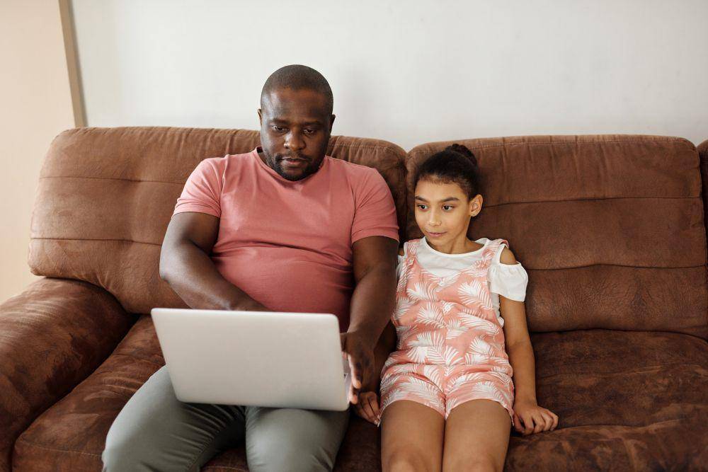ilusttrasi membatasi waktu digital (pexels.com/August de Richelieu)