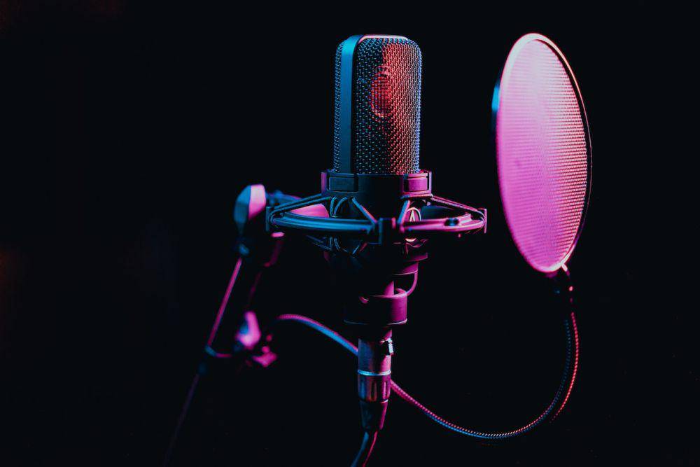 ilustrasi mic condenser (pexels.com/Los Muertos Crew)