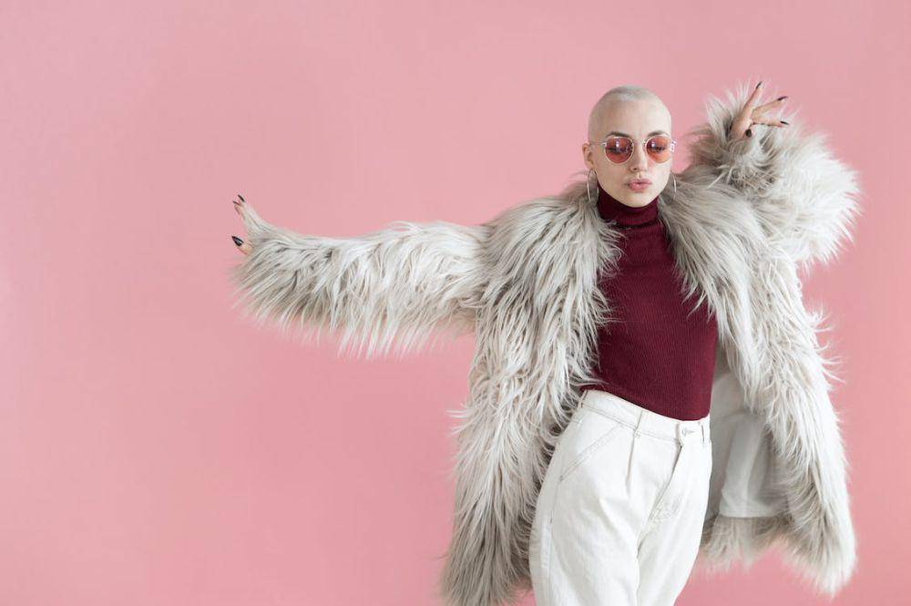 ilustrasi seseorang mengikuti fashion (pexels.com/SHVETS production)