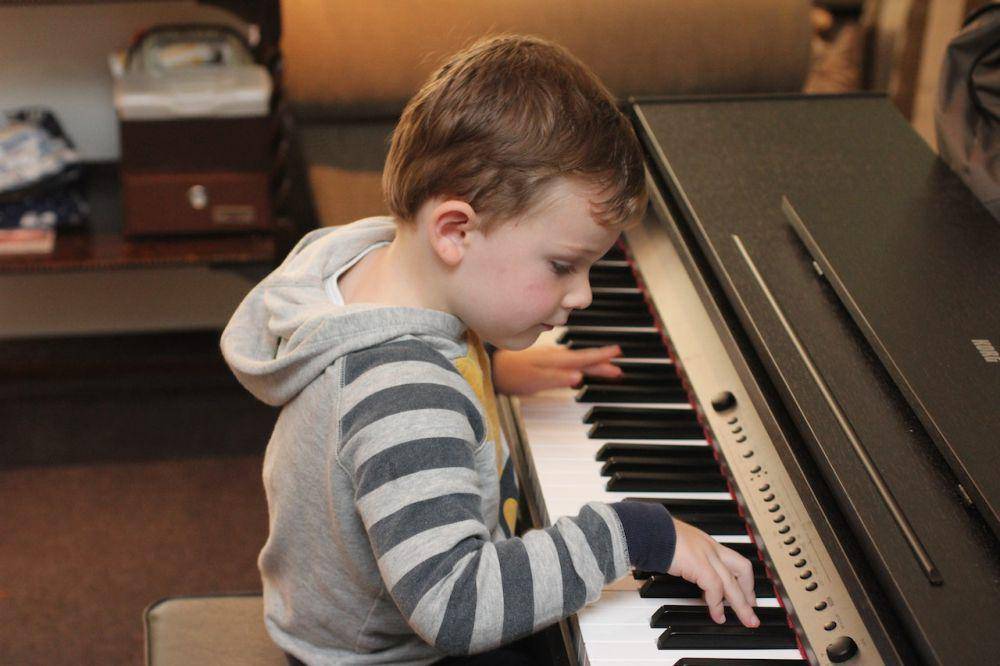 ilustrasi anak bermain piano (pexels.com/Sunshine Design)