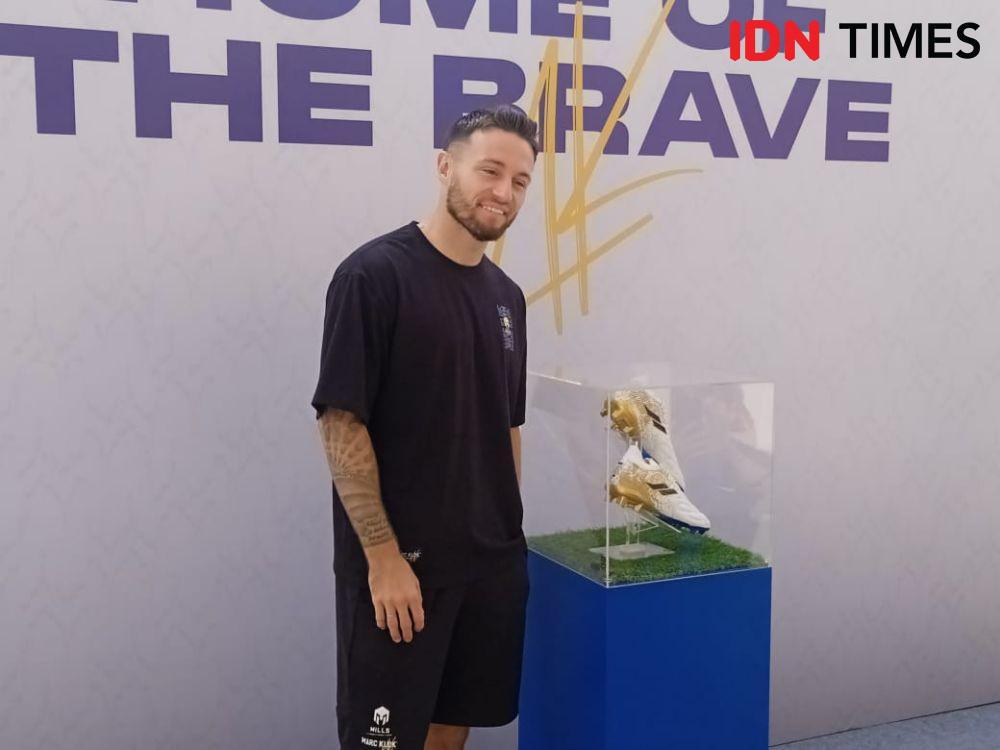 Mills Kolaborasi dengan Marc Klok, Temu Fans di Lapangan