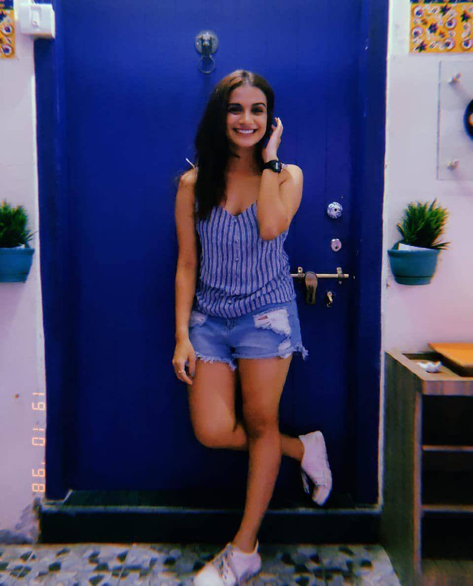 ide outfit traveling ke luar negeri ala Resham Prashant (instagram.com/resham._.resham)