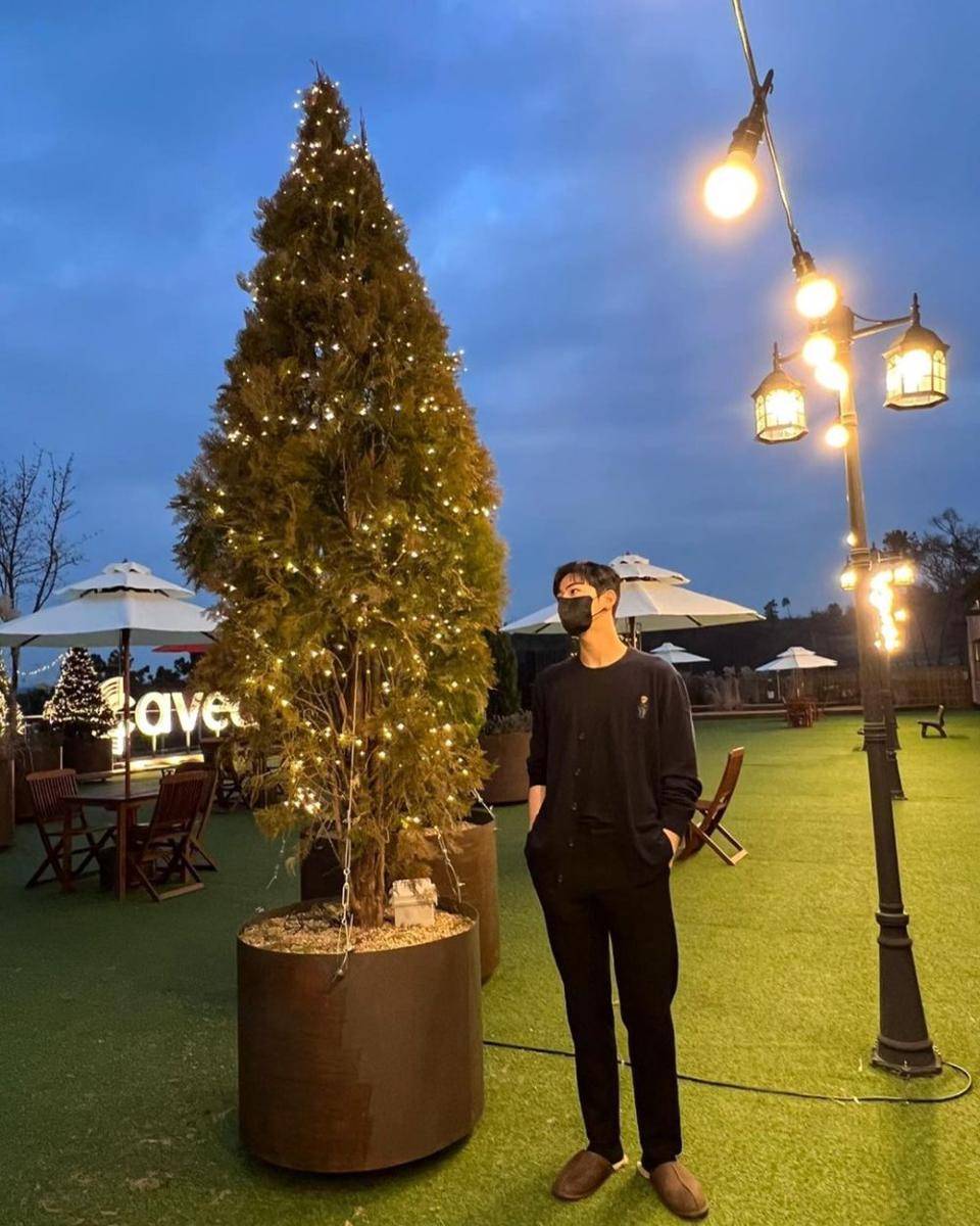 hangout pakai celana panjang ala Cha Eun Woo (instagram.com/eunwo.o_c)
