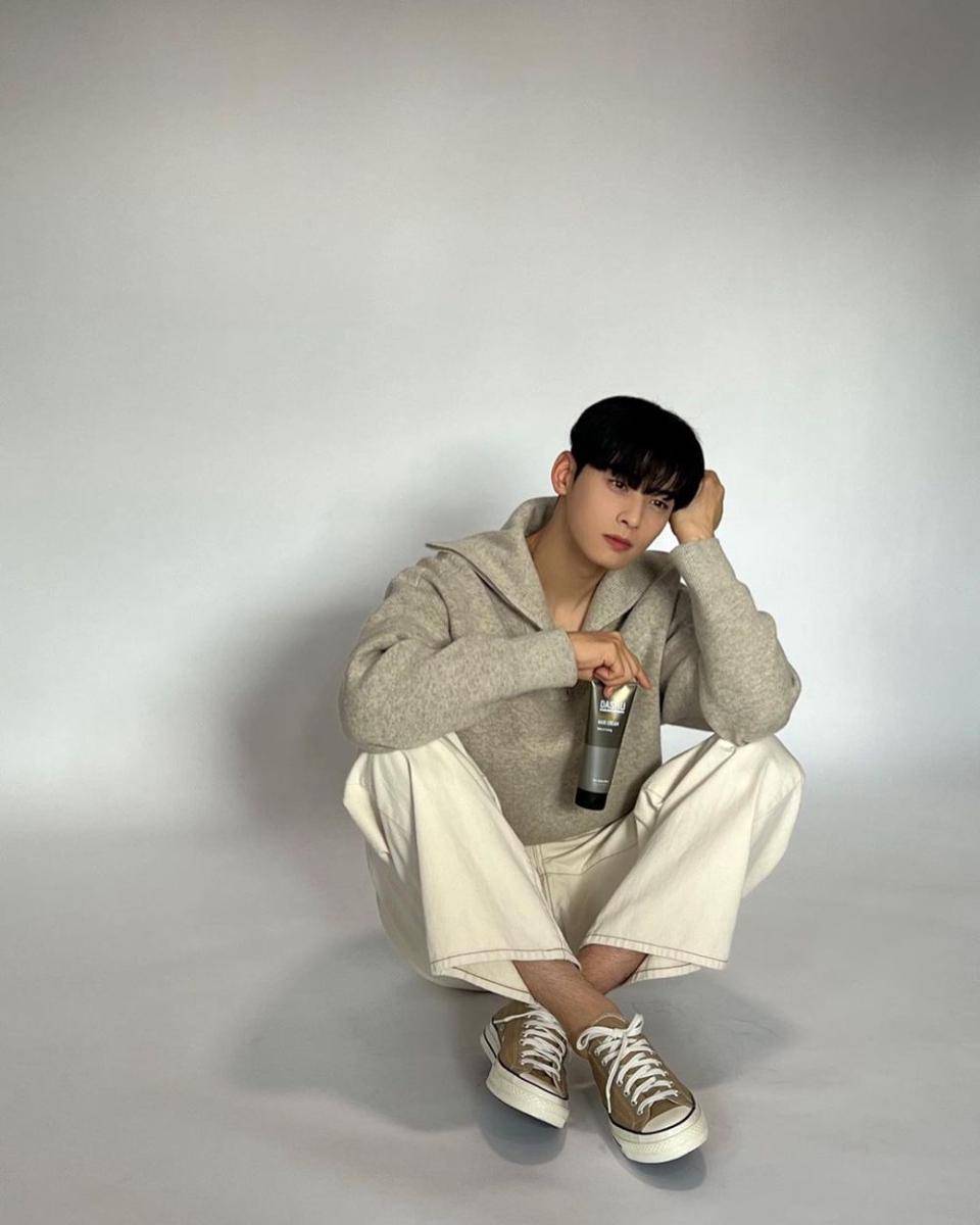 hangout pakai celana panjang ala Cha Eun Woo (instagram.com/eunwo.o_c)