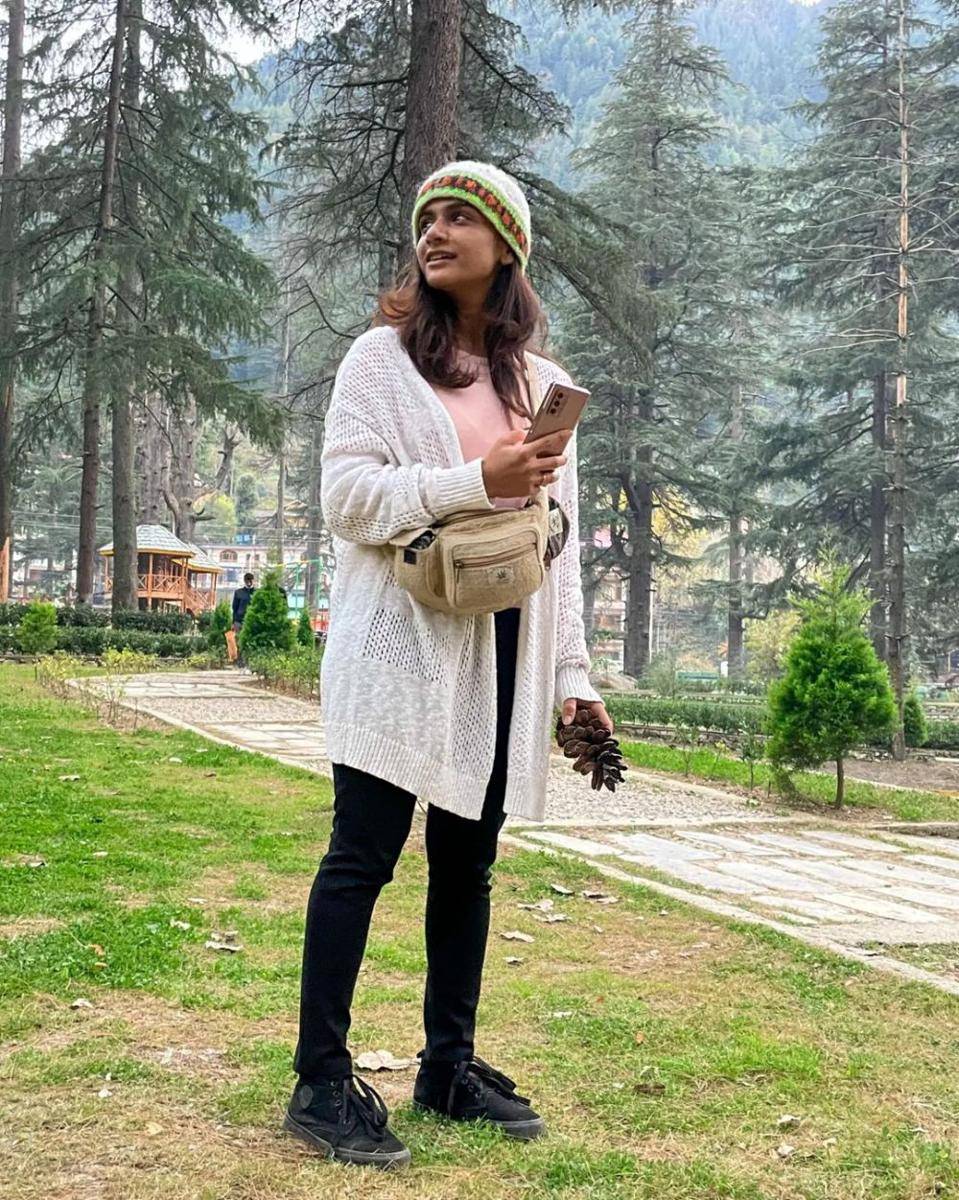 ide outfit traveling ke luar negeri ala Resham Prashant (instagram.com/resham._.resham)