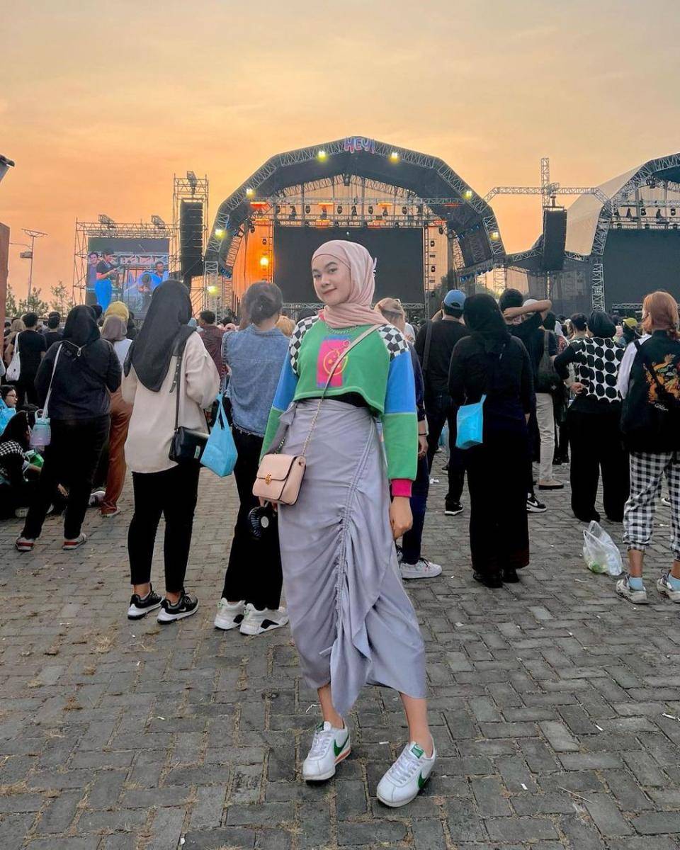 Outfit konser. (instagram.com/itsbellefirst)