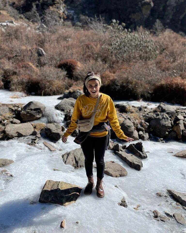 ide outfit traveling ke luar negeri ala Resham Prashant (instagram.com/resham._.resham)
