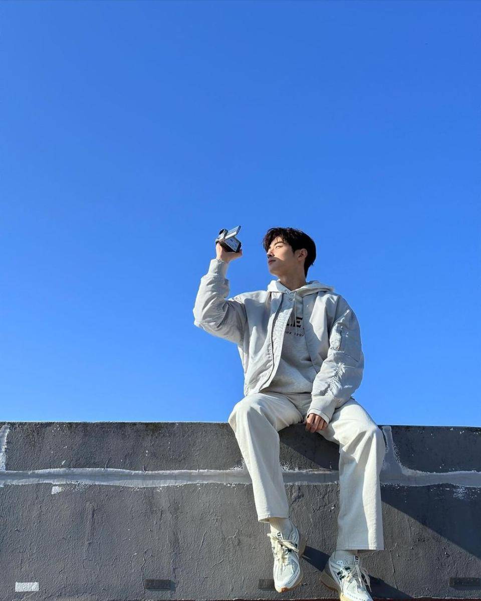 hangout pakai celana panjang ala Cha Eun Woo (instagram.com/eunwo.o_c)