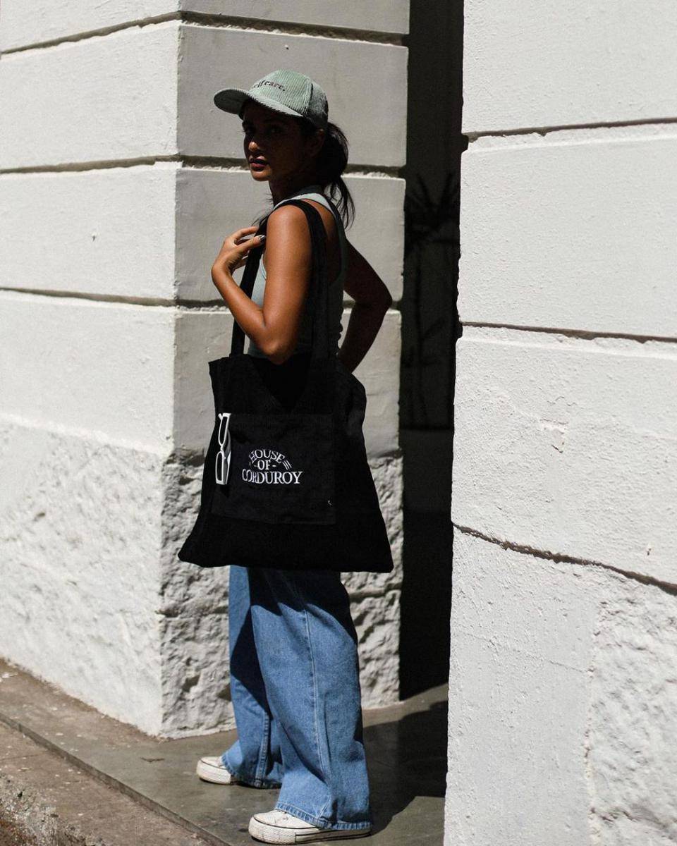 ide outfit traveling ke luar negeri ala Resham Prashant (instagram.com/resham._.resham)