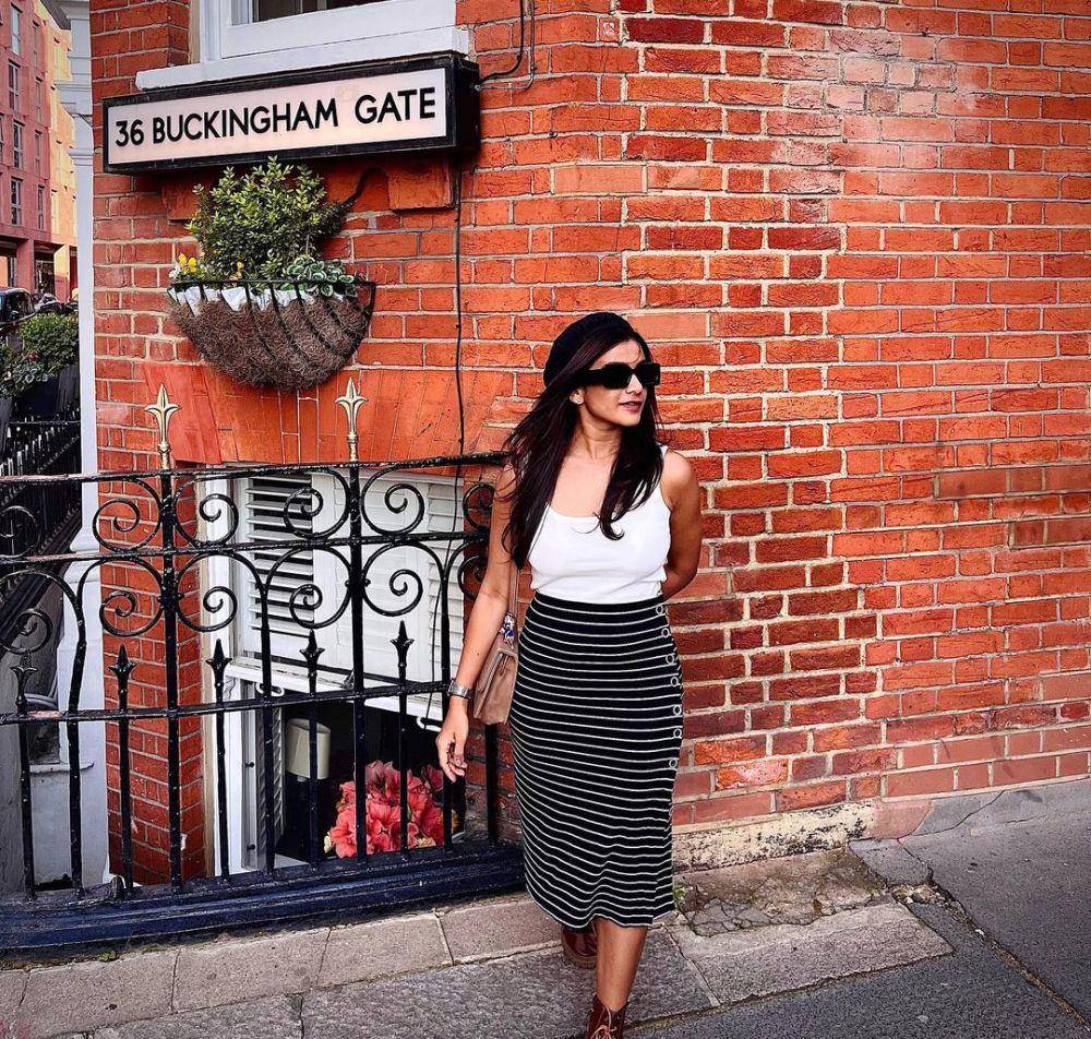 ide outfit traveling ke luar negeri ala Resham Prashant (instagram.com/resham._.resham)