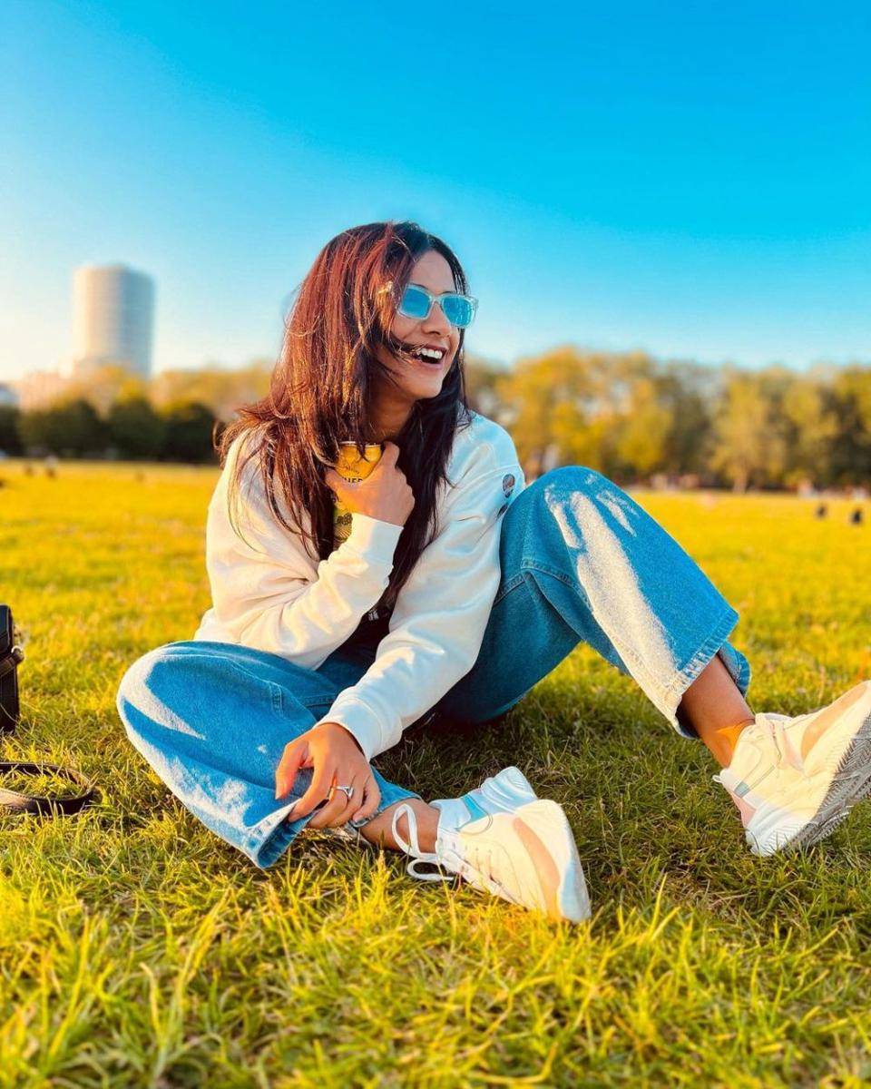 ide outfit traveling ke luar negeri ala Resham Prashant (instagram.com/resham._.resham)