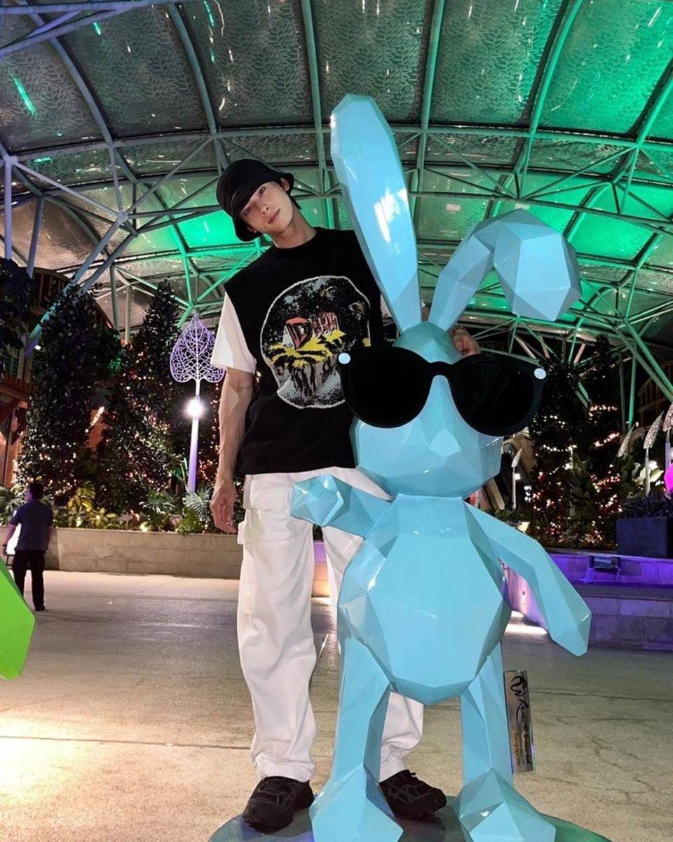 hangout pakai celana panjang ala Cha Eun Woo (instagram.com/eunwo.o_c)