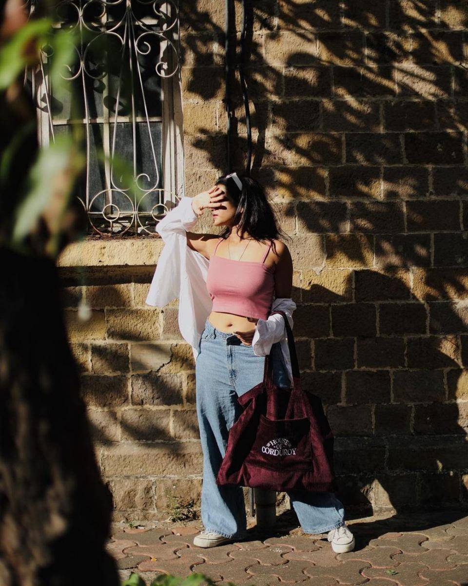 ide outfit traveling ke luar negeri ala Resham Prashant (instagram.com/resham._.resham)