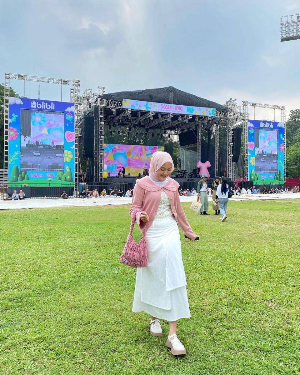 outfit konser SMTOWN 2023 (instagram.com/adindavld)