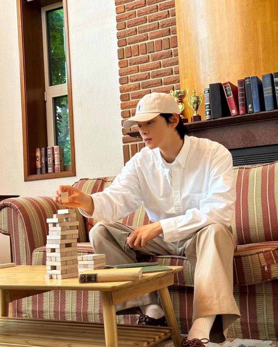 hangout pakai celana panjang ala Cha Eun Woo (instagram.com/eunwo.o_c)