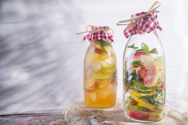 ilustrasi infused water (vecteezy.com/fotografiche612301)