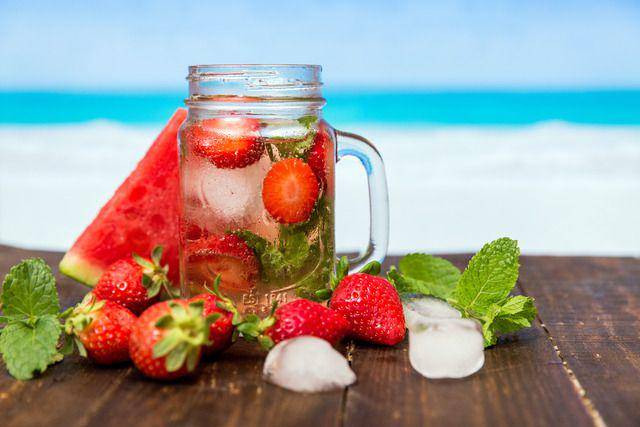 ilustrasi infused water (vecteezy.com/fotografiche612301)