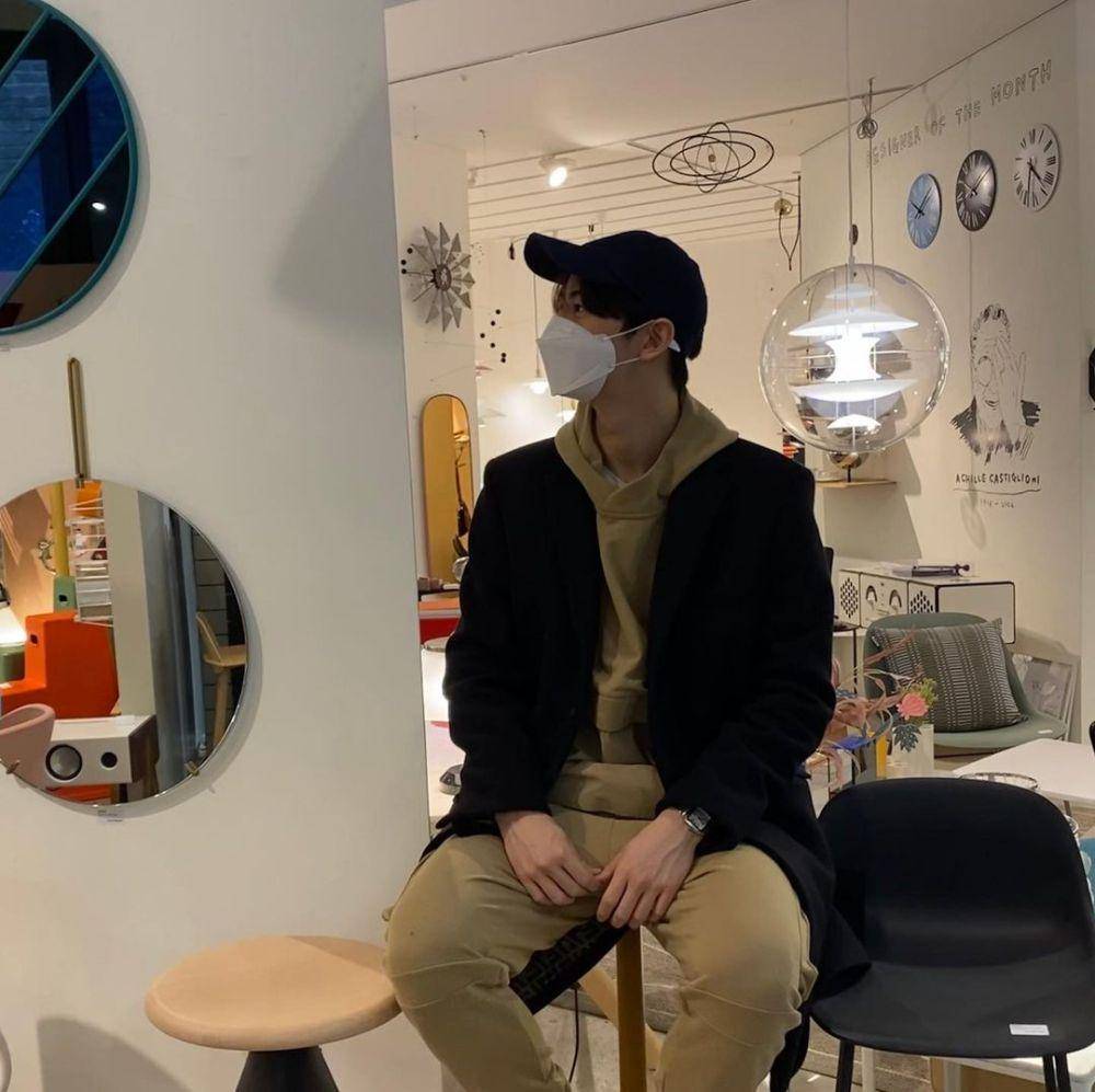 hangout pakai celana panjang ala Cha Eun Woo (instagram.com/eunwo.o_c)
