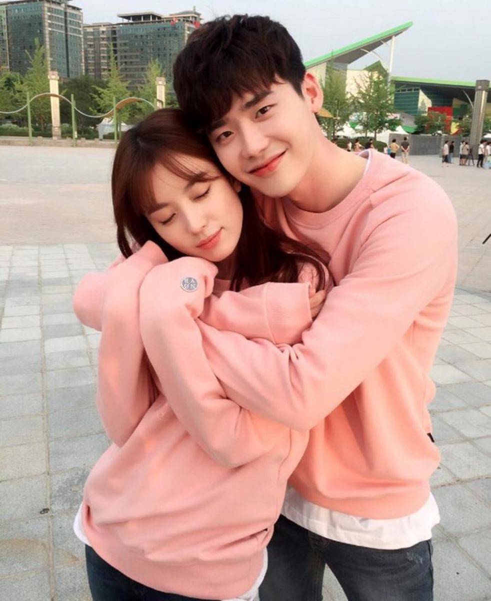 Han Hyo Joo dan Lee Jong Suk di drama W: Two Worlds Apart (instagram.com/jongsuk0206)