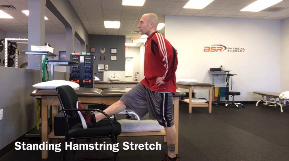 Ilustrasi pria sedang stretching di kursi kerja. (YouTube.com/BSR Physical Therapy)