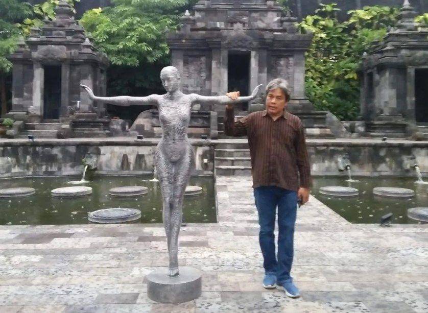 Timbul Raharjo saat menggelar pameran tunggal. (Dok. ISI Yogyakarta)