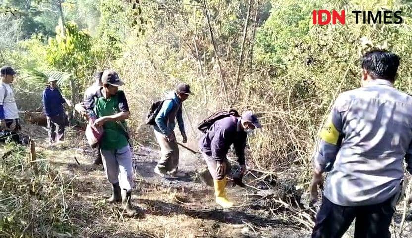 Sekitar 50 petugas gabungan masih berupaya padamkan api di lereng Lawu. IDN Times/ Riyanto