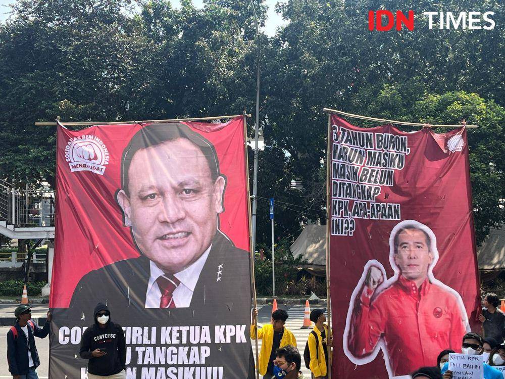 Sejumlah massa demo menuntut KPK tangkap Harun Masiku (IDN Times/Aryodamar)