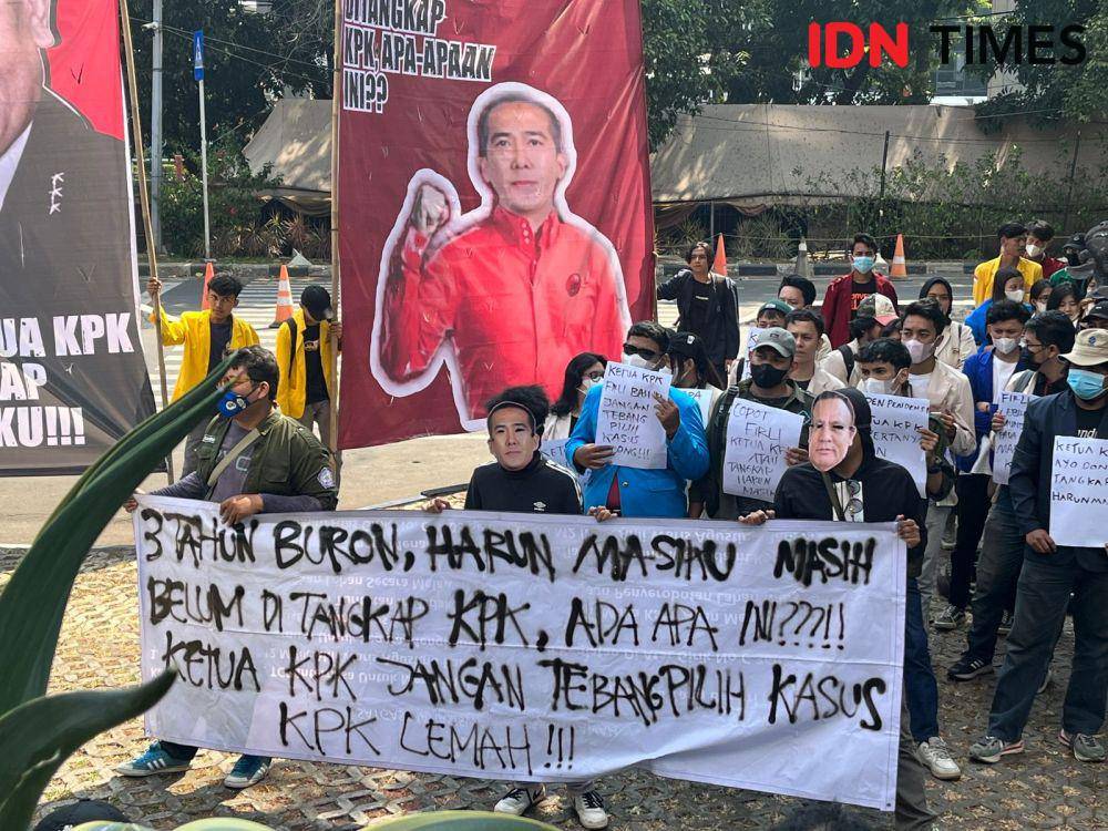 Sejumlah massa mendesak KPK tangkap Harun Masiku (IDN Times/Aryodamar)