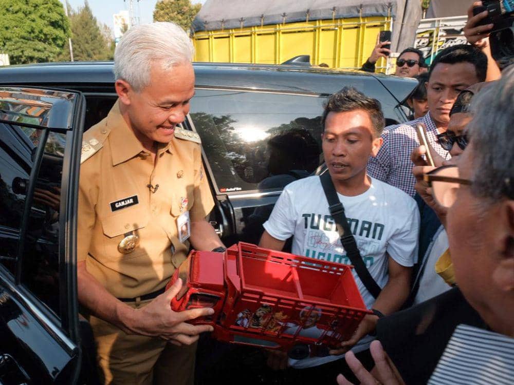 Komunitas sopir truk memberi hadiah kepada Ganjar berupa miniatur truk engkel saat aksi menggalang dukungan untuk pemenangan Pilpres 2024 di kantor Gubernur Jateng. (IDN Times/Dok Humas Pemprov Jateng)