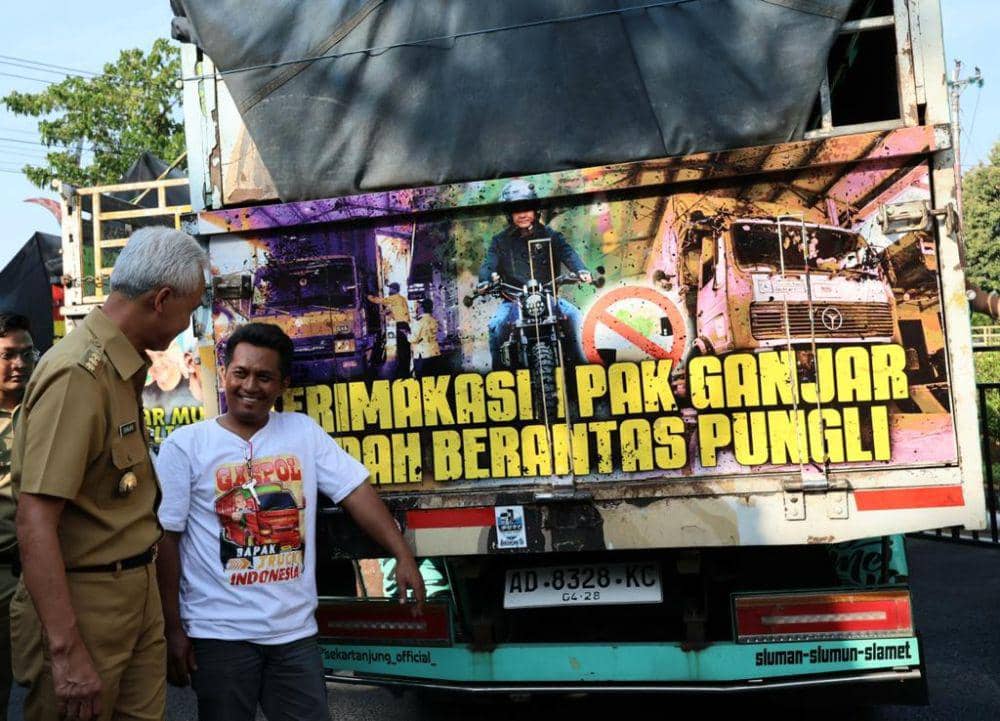 Seorang sopir truk berbincang dengan Ganjar saat menggalang dukungan bersama rekan-rekannya yang berasal dari berbagai daerah. (IDN Times/Dok Humas Pemprov Jateng)