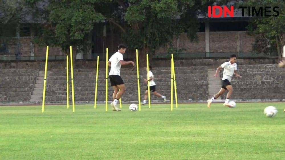 Pemain Timnas Indonesia latihan di Stadion Sriwedari jelang kualifikasi Piala AFC U-23. (IDN Times/Larasati Rey)