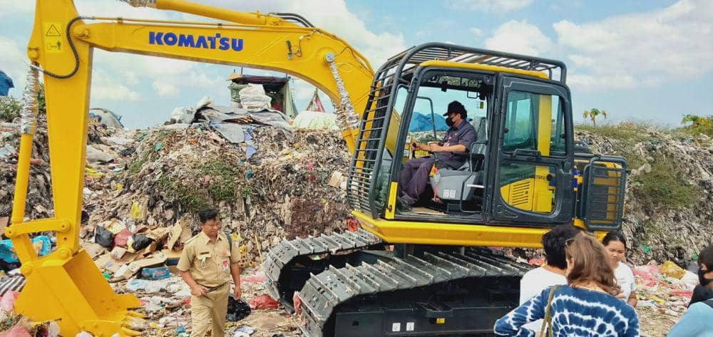 Alat berat sedang menata sampah di TPA Mandung, Tabanan (Dok.IDNTimes/Istimewa)
