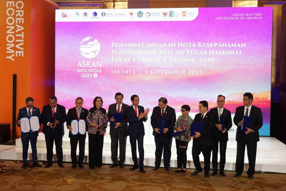 Penandatanganan Nota Kesepahaman tentang Kerja Sama dan Koordinasi dalam rangka Peningkatan Penggunaan Mata Uang Lokal dalam Transaksi Indonesia dengan Negara Mitra, pada rangkaian acara KTT ASEAN 2023 di Jakarta, Selasa (5/9/2023). (Dok. Golkar)