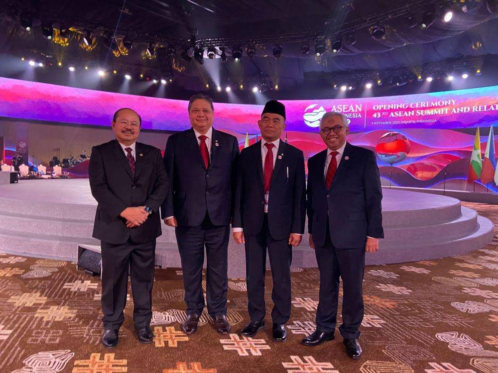 Penandatanganan Nota Kesepahaman tersebut dilakukan oleh Menteri Koordinator Bidang Perekonomian bersama dengan Menteri Koordinator Bidang Maritim dan Investasi, Menteri Keuangan, Menteri Luar Negeri, Menteri BUMN, Menteri Perindustrian, Menteri Perdagangan, Gubernur Bank Indonesia, Ketua Dewan Komisioner OJK, dan Ketua Dewan Komisioner LPS. (Dok. Golkar)