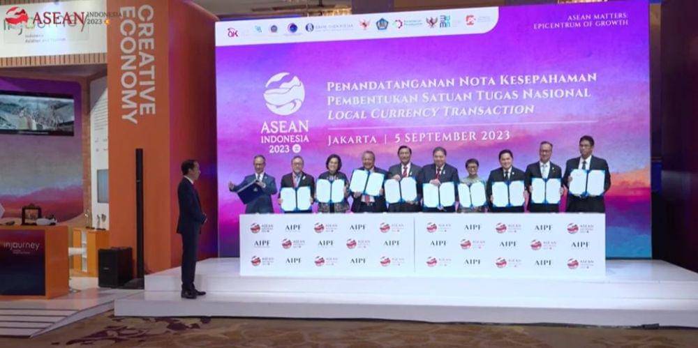 Penandatanganan Nota Kesepahaman tentang Kerja Sama dan Koordinasi Dalam Rangka Peningkatan Penggunaan Mata Uang Lokal dalam Transaksi Indonesia dengan Negara Mitra, pada rangkaian acara KTT ASEAN 2023 di Jakarta, Selasa (5/9/2023). (Dok. Golkar)