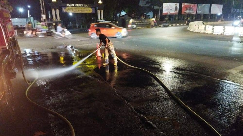 Tumpahan Solar Bikin Pengendara Berjatuhan di Jalan Kota Cimahi